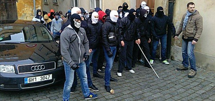 Výtržníci zaútočili na pokojnou demonstraci před sídlem Červeného kříže