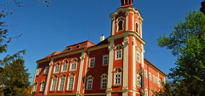 Zámek v Dětenicích vypadá úhledně, ale pozor, někdy tam jsou čerti a upíři