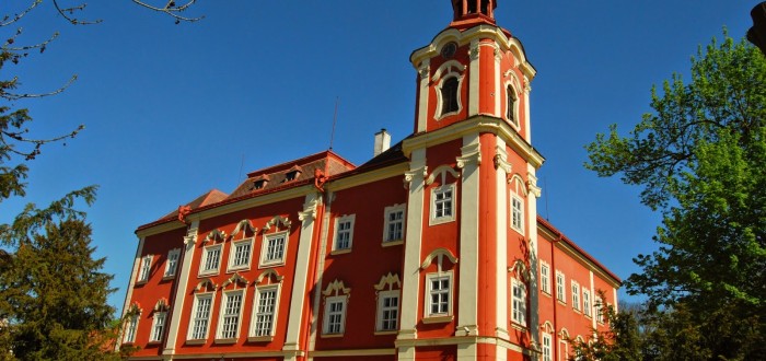 Zámek v Dětenicích vypadá úhledně, ale pozor, někdy tam jsou čerti a upíři