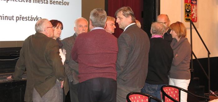 Diskuze zastupitelů na dnešním zasedání v divadle Na Poště