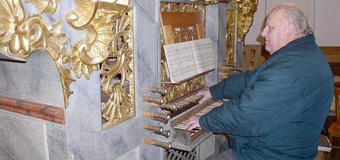 Na varhanech, kde složil Jakub Jan Ryba Českou mši vánoční, stále na Štědrý večer slavná mše zní. Roky za varhany usedá Hubert Hoyer