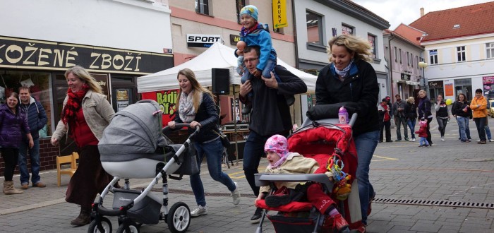 Desítky zájemců si užily závodění s kočárky v Benešově