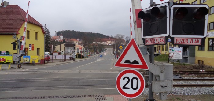 Od nepovedené rekonstrukce hrozí na přejezdu poškození podvozku