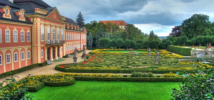 Dobříš se nachází v okrese Příbram a má přibližně 9 000 obyvatel