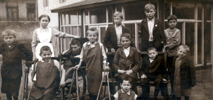 Na snímku je vidět prvních deset chlapců, kteří nastoupili v roce 1913 do Jedličkova ústavu