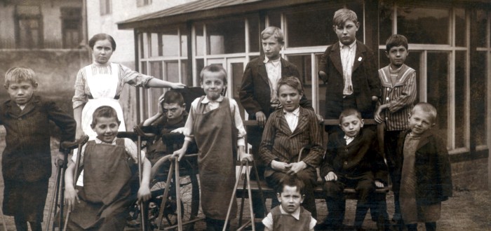 Na snímku je vidět prvních deset chlapců, kteří nastoupili v roce 1913 do Jedličkova ústavu
