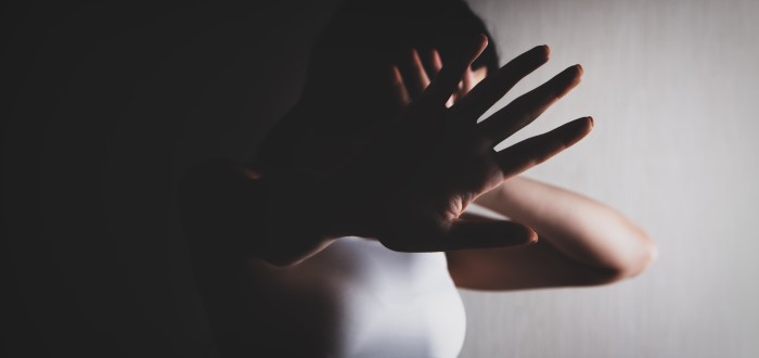 Oběti násilí v Česku nevěří policii ani soudům, teď mají další argument, proč trestné činy nehlásit
