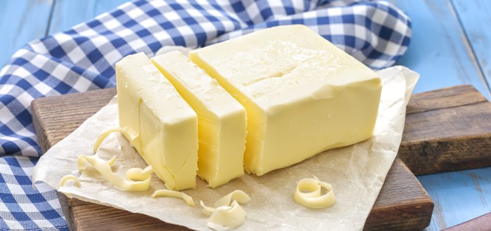 K výrobě domácího másla potřebujete jen smetanu s vysokým procentem tuku