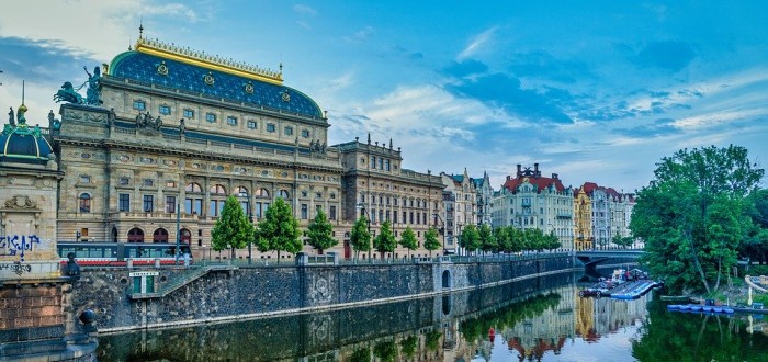 Divadla jsou zavřená a zvlášť ta malá a soukromá bojují o přežití. Pomoci můžeme i my