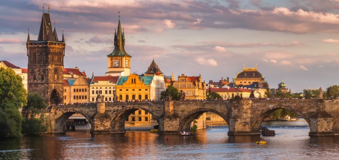 Karlův most nahradil předchozí Juditin most, stržený roku 1342 při jarním tání ledů
