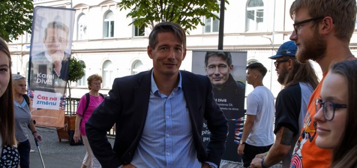 Karel Diviš není pro ani proti přijetí eura, ale jako prezident by volal po větší debatě o jeho zavedení