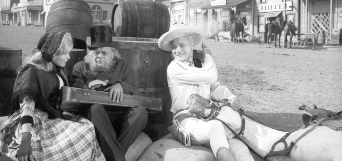 S Karlem Fialou a Olgou Schoberovou si Bohuš Záhorský (uprostřed) zahrál v kultovním filmu Limonádový Joe aneb Koňská opera