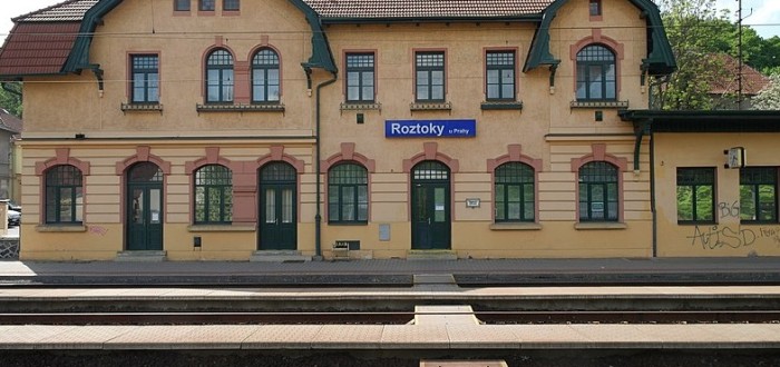V Roztokach u Prahy v roce 1958 u jezu vyplaval balík s trupem člověka. Případ byl zfilmován v rámci detektivního seriálu 30 případů majora Zemana