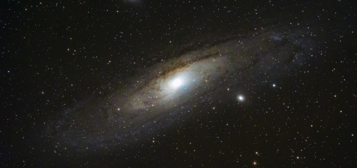 Při kolizi supermasivních černých děr dochází zároveň ke srážce galaxií