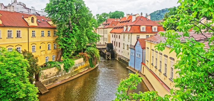Kampa je od Malé Strany oddělena vltavským ramenem Čertovkou