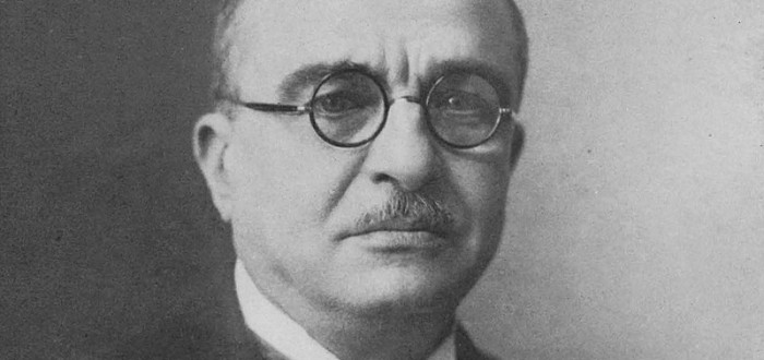 Generál Ioannis Metaxas zavedl v Řecku diktaturu, nicméně se v rozhodný okamžik národa postavil proti druhému diktátorovi - Benitu Mussolinimu