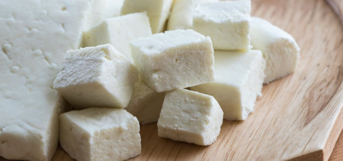 Mezi tradiční pokrmy indické kuchyně patří sýr paneer