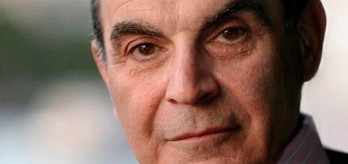 V seriálu o belgickém detektivovi bravurně ztvárnil hlavní roli David Suchet