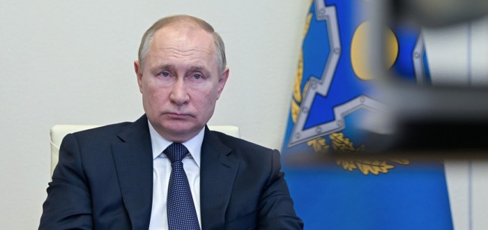 Putin ukončil v roce 1975 studium práv na Leningradské státní univerzitě. Již v průběhu studia na vysoké škole se stal členem sovětské tajné služby KGB a Komunistické strany Sovětského svazu (KSSS)