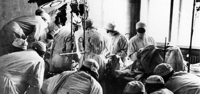 Podmínky pro první a současné transplantace orgánů a operace vůbec není možné ani vzdáleně srovnávat