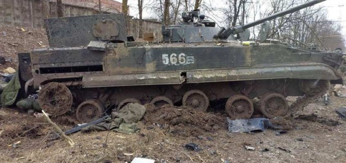Zničené ruské vozidlo BMP-3. Ukrajina se brání Putinově invazi od 24. února minulého roku