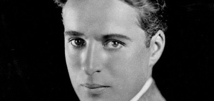 Charlie Chaplin byl v mládí pohledný mladý muž. Nikdo nezasvěcený by netušil jakou bídou si v dětství prošel