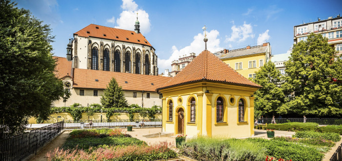 Františkánská zahrada je oázou klidu uprostřed města