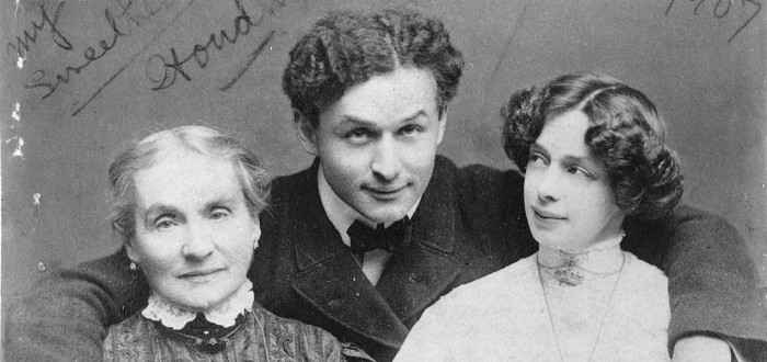 Harry Houdini miloval svoji ženu i matku. Právě matčin "dopis ze záhrobí" se stal důvodem konce přátelství s Conanem Doylem
