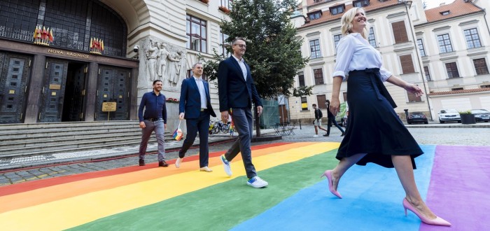 Pražský magistrát oslavuje letošní Prague Pride duhovým přechodem před Novou radnicí