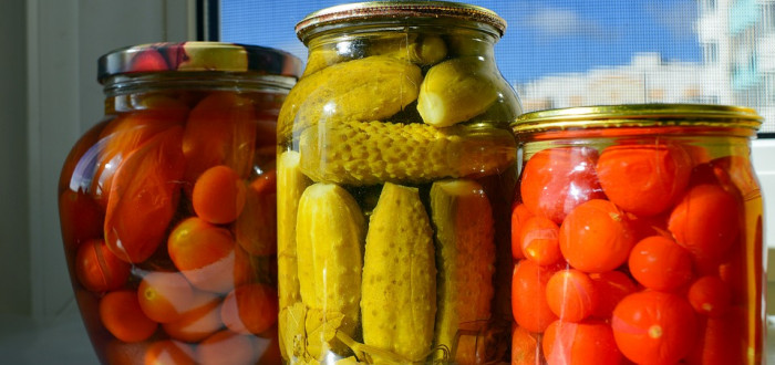 Pachu nakládaných okurek zbavíme sklenici během několika sekund