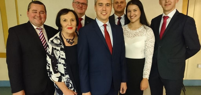 Zabvm se gymnastikou a bhnm. Zbytek eknu kadmu, kdo m zjem) Hledm silnho, sebevdomho mue, za kterm se budu ctit jako za kamennou Seznmen elkovice. Seznamka naLovu - st 4.