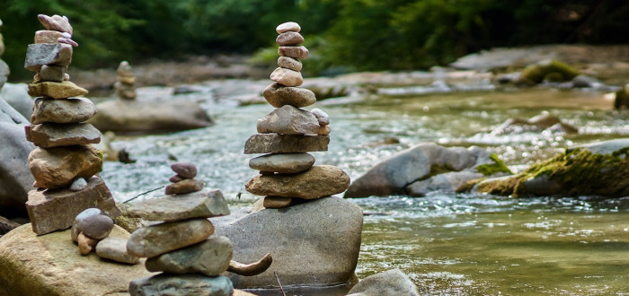 Říční valouny jsou geologický fenomén vzniklý erozí. Působí uklidňujícím až meditativním dojmem