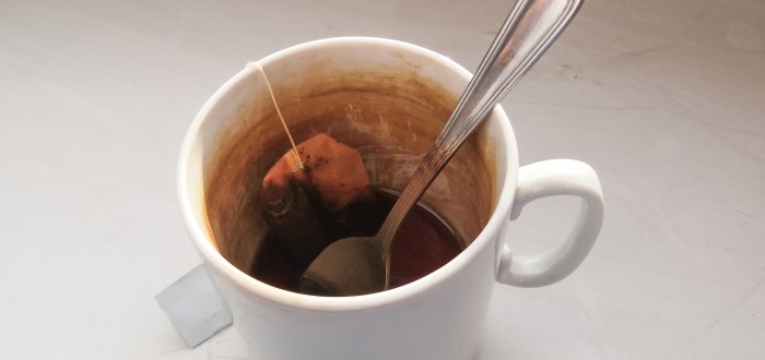 Zašlé hrnky můžete vyčistit poměrně jednoduše, pomůže vám s tím jedlá soda i ocet