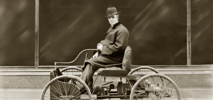 Henry Ford v roce 1896 ve svém prvním benzínovém automobilu Quadricycle