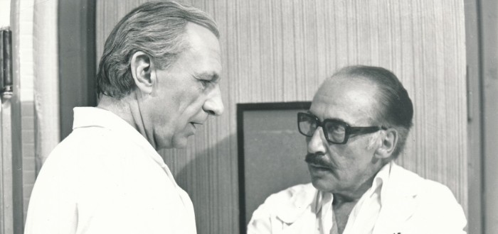 Miloš Kopecký (zde jako doktor Štrosmajer v seriálu Nemocnice na kraji města s Ladislavem Chudíkem v roli primáře Sovy) přiznal v roce 1987 svoji slabost a strach vzdorovat krokům komunistů, s nimiž nesouhlasil. Stále ale bojoval za myšlenky socialismu