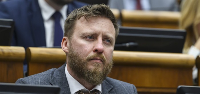 Peter Kotlár s nadšením prezentuje výplody Ruské propagandy. Covid prý měl ověřit, jak snadno jde ovládat lidi