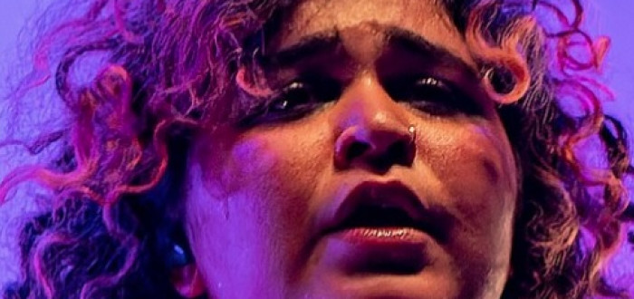 Mladičká Remi Wolf, která má bakalářský titul z hudby, přispěla s trochou do mlýna i do oblasti vánočních písní. Inspiroval ji George Michael se svoji písní Last Christmas