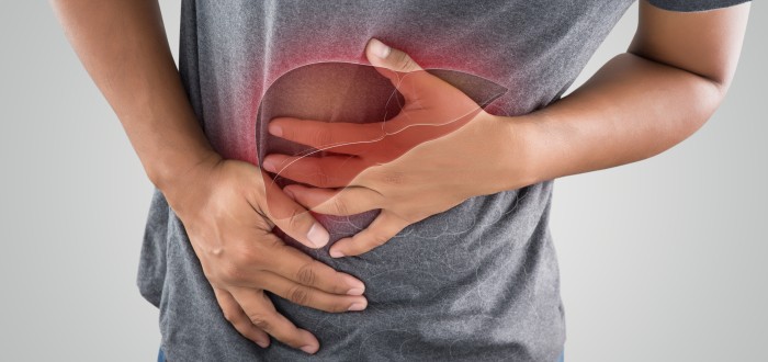 Mezi symptomy rakoviny jater patří mimo bolesti břicha i bolest v okolí pravé lopatky