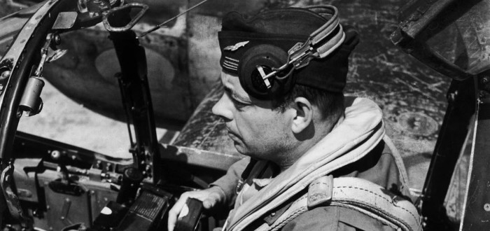 Antoine de Saint-Exupéry v kabině průzkumného letounu během války