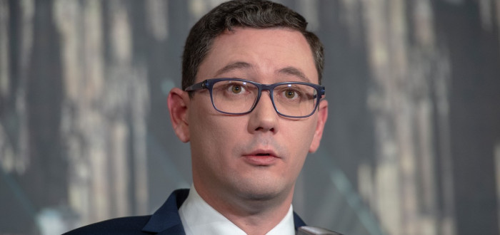 Za éry sociálně demokratických vlád Jiří Ovčáček pracoval tiskovém odboru Úřadu vlády