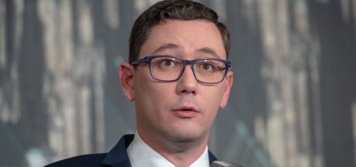 Za éry sociálně demokratických vlád Jiří Ovčáček pracoval tiskovém odboru Úřadu vlády