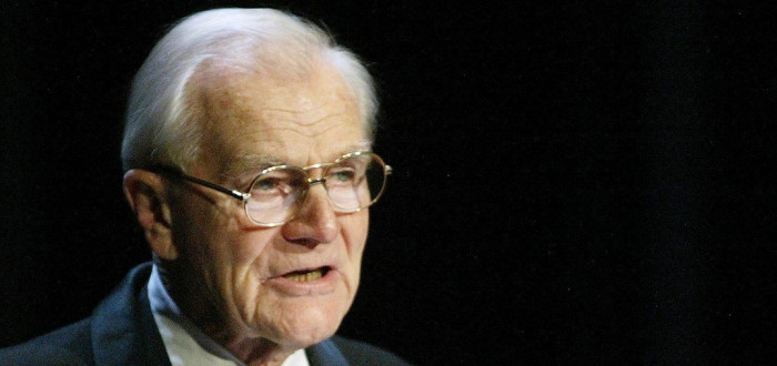 Kdo by v tomto herci hledal dobrodruha? A přece lezl po horách, choval ovce a provokoval komunisty