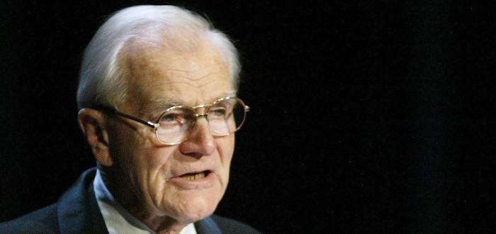 Kdo by v tomto herci hledal dobrodruha? A přece lezl po horách, choval ovce a provokoval komunisty
