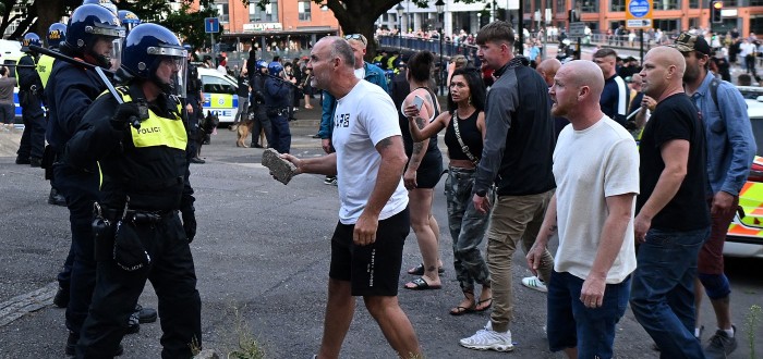 Protesty po šílených útocích v Británii neberou konce
