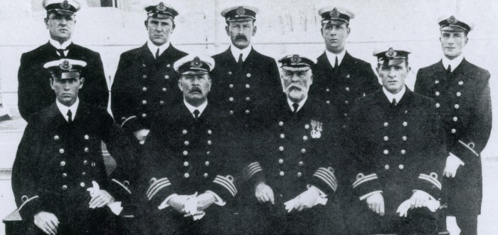 Kapitán a důstojníci na Titanicu. Charles Herbert Lightoller druhý zleva (stojící)