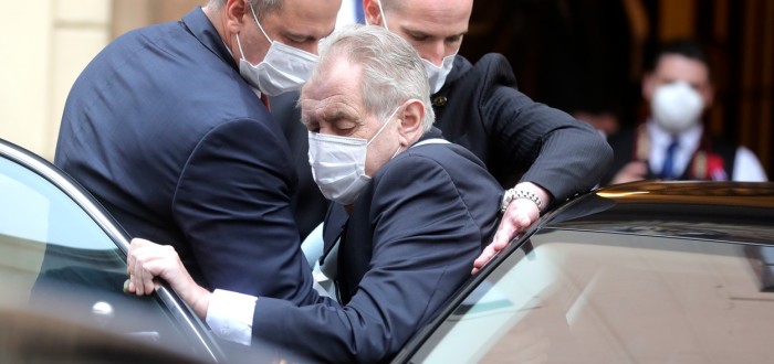 Bez telefonu, v bezpečné izolaci od vnějšího světa. Tak žije prezident Česka Miloš Zeman