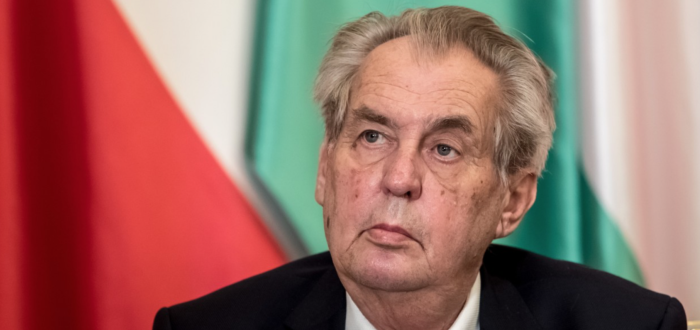 Lidé kolem Miloše Zemana chtějí vysát jeho popularitu až do úplného dna