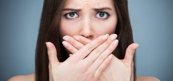 Jen společenský průšvih? Zápach z úst může být i nebezpečný