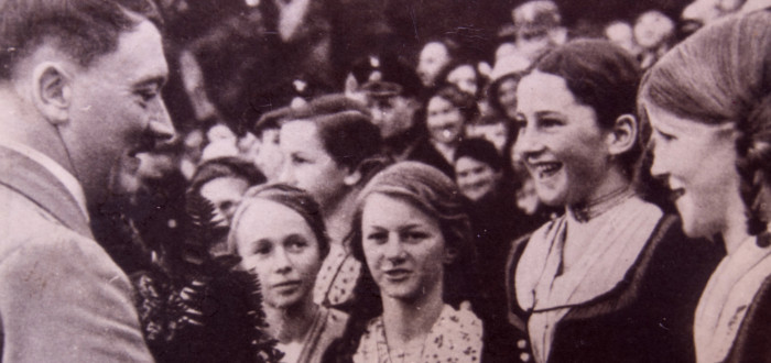 Adolf Hitler mluví v roce 1942 na setkání se svými příznivci