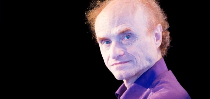 Jaroslav Flégr na sociálních sítích často "promlouvá" se svým kocourem Micíkem a "řeší" spolu zásadní témata